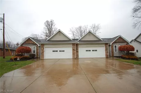 784 Elmwood Dr, Hubbard, OH 44425