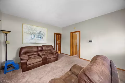 2011 E 31st St, Lorain, OH 44055 photo 9