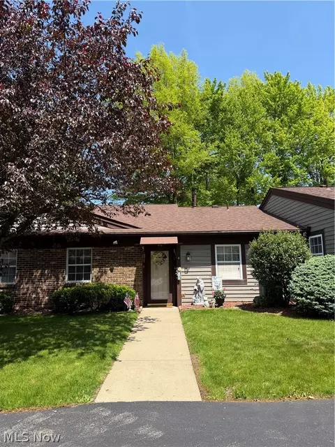 810 Nob Hill Dr, Niles, OH 44446