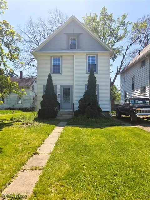 324 11th St, Elyria, OH 44035