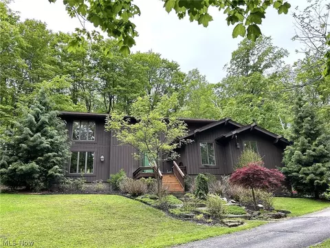 9350 Hidden Lake Dr, Chesterland, OH 44026