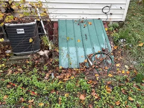 226 E Main St, Freeport, OH 43973 photo 6