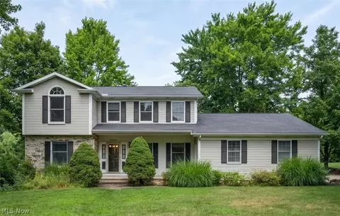 1127 Deepwood Dr, Macedonia, OH 44056