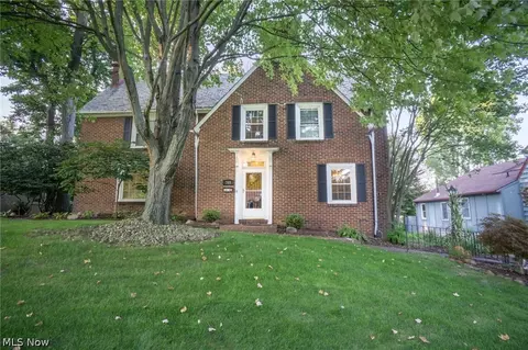 705 Overlook Dr, Alliance, OH 44601