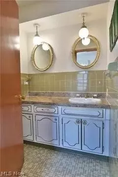 Bath - 735 Brookfield Ave, Boardman, OH 44512 photo 1 of 4
