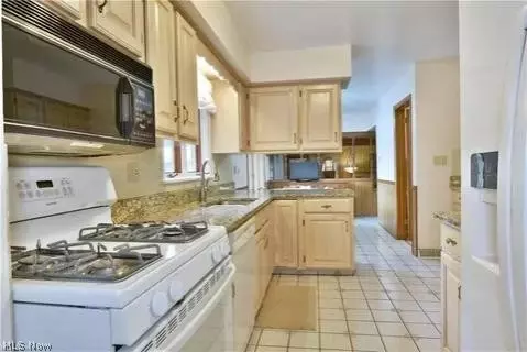 Kitchen - 735 Brookfield Ave, Boardman, OH 44512 photo 1 of 3