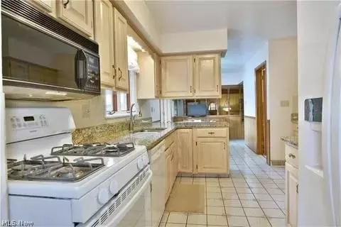 Kitchen - 735 Brookfield Ave, Boardman, OH 44512 photo 2 of 3