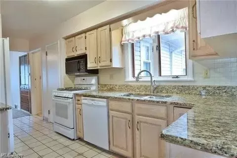 Kitchen - 735 Brookfield Ave, Boardman, OH 44512 photo 3 of 3