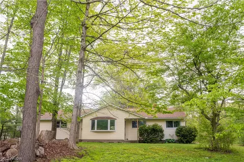 18889 Riverview Dr, Chagrin Falls, OH 44023