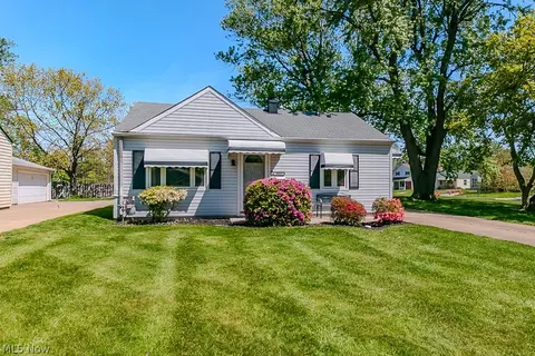 9017 Woodridge Ln, Mentor, OH 44060