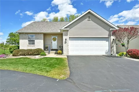 11 Danbury Ct NW, Warren, OH 44481