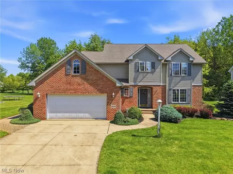 1295 Shady Lakes Dr, Kent, OH 44240