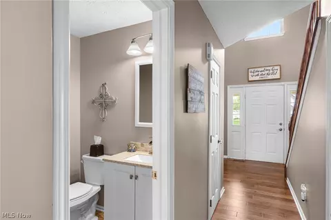 Entry Way - 546 Brookstone Ct, Copley, OH 44321 photo 2 of 3