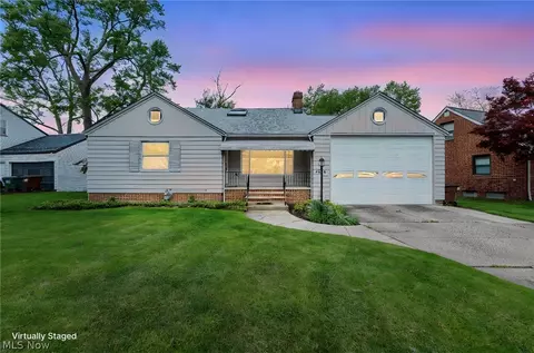 5906 Twin Lakes Dr, Parma, OH 44129