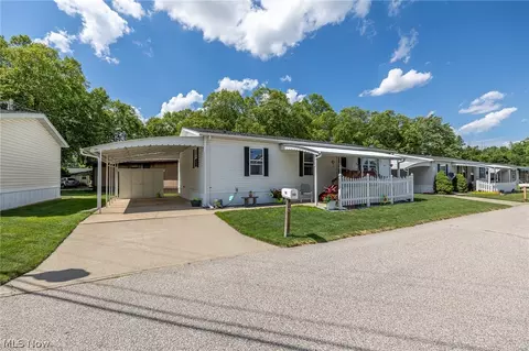 10 Cherry Ln, Olmsted Twp, OH 44138