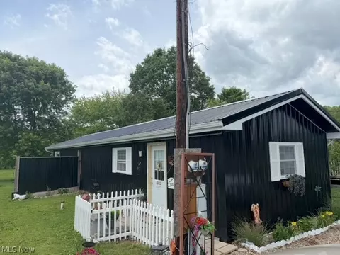 500 Holiday Ave, Uhrichsville, OH 44683
