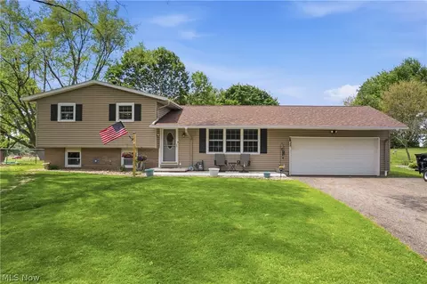 12097 Lisa Ave NW, Hartville, OH 44632