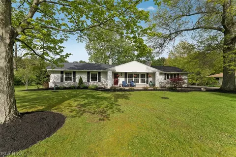 111 Leaview Ln, Chagrin Falls, OH 44022