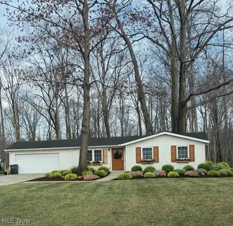 8822 Beacon Hill Dr, Chagrin Falls, OH 44023