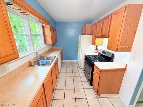 Kitchen - 8803 Spring Valley Dr, Mentor, OH 44060 photo 2 of 4