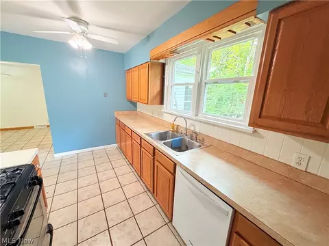 Kitchen - 8803 Spring Valley Dr, Mentor, OH 44060 photo 4 of 4