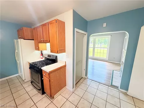 Kitchen - 8803 Spring Valley Dr, Mentor, OH 44060 photo 3 of 4