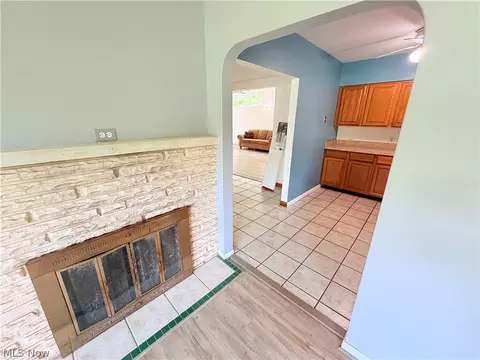 Entry Way - 8803 Spring Valley Dr, Mentor, OH 44060 photo 2 of 3