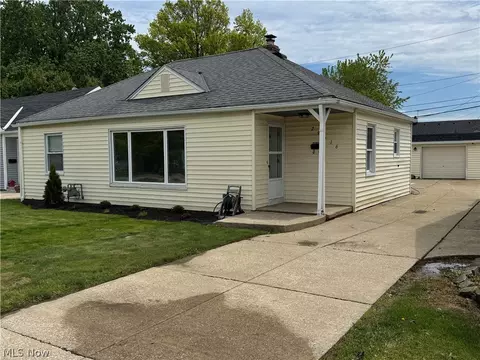 29516 Cresthaven Dr, Willowick, OH 44095