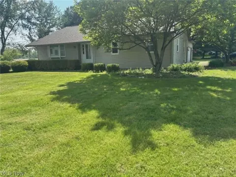 6694 Helmick Dr SW, Warren, OH 44481