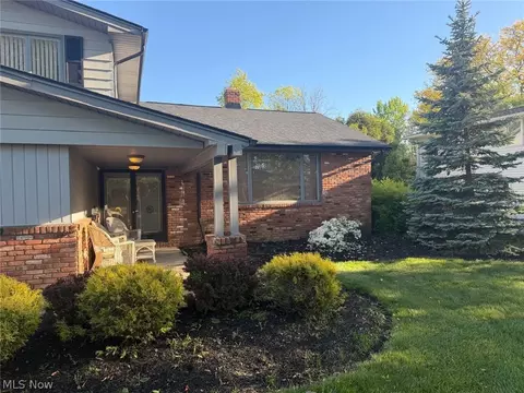 5420 Bluebell Dr, Lyndhurst, OH 44124