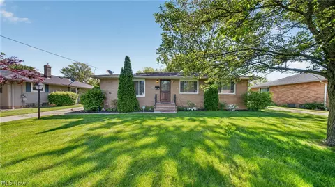 6649 Maplehurst Rd, North Olmsted, OH 44070
