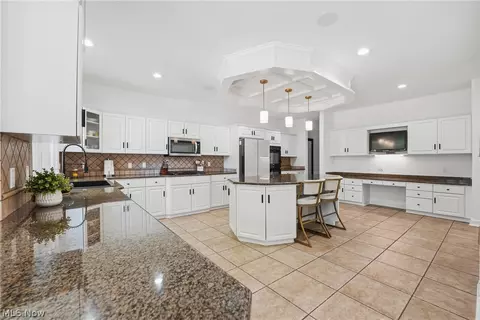 Kitchen - 822 Park Harbour Dr, Boardman, OH 44512 photo 2 of 6