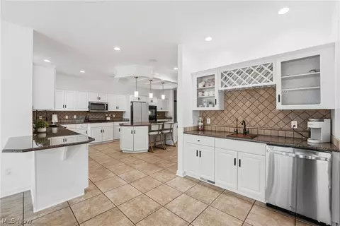 Kitchen - 822 Park Harbour Dr, Boardman, OH 44512 photo 5 of 6