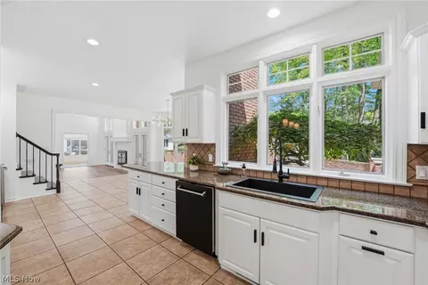 Kitchen - 822 Park Harbour Dr, Boardman, OH 44512 photo 6 of 6
