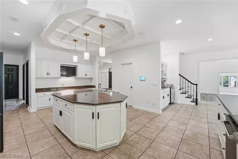 Kitchen - 822 Park Harbour Dr, Boardman, OH 44512 photo 4 of 6