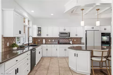 Kitchen - 822 Park Harbour Dr, Boardman, OH 44512 photo 3 of 6