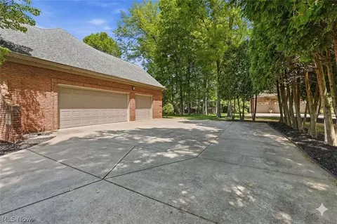 Exterior - 822 Park Harbour Dr, Boardman, OH 44512 photo 5 of 9