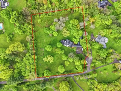 7151 Cabot Ln, Chagrin Falls, OH 44022