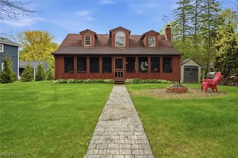 1537 Lake Crest Dr, Roaming Shores, OH 44084