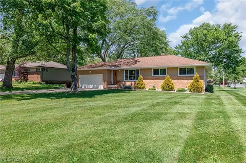 1055 Twilight Dr, Seven Hills, OH 44131