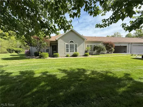28 Hunters Woods Blvd #B, Canfield, OH 44406