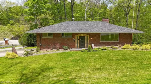 1050 Park Cir, Girard, OH 44420
