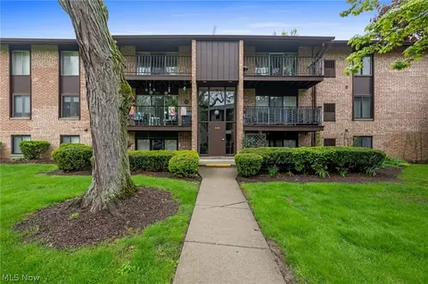 16395 Heather Ln, Middleburg Heights, OH 44130
