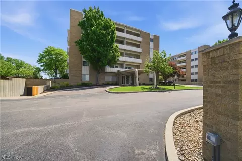 2039 Wooster Rd #21, Rocky River, OH 44116