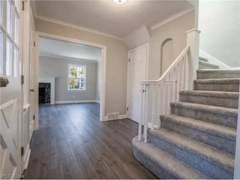 Entry Way - 104 Brainard Dr, Boardman, OH 44512 photo 2 of 4