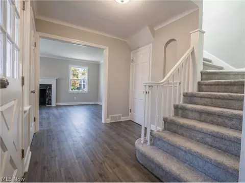 Entry Way - 104 Brainard Dr, Boardman, OH 44512 photo 2 of 4