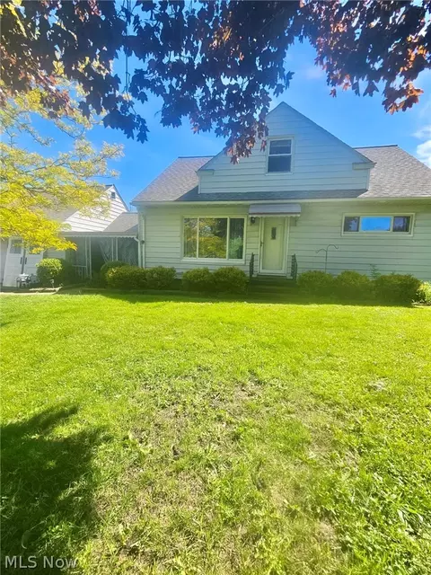 10481 Briar Hill Dr, Kirtland, OH 44094