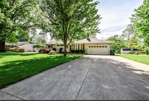 6680 Glenella Dr, Seven Hills, OH 44131