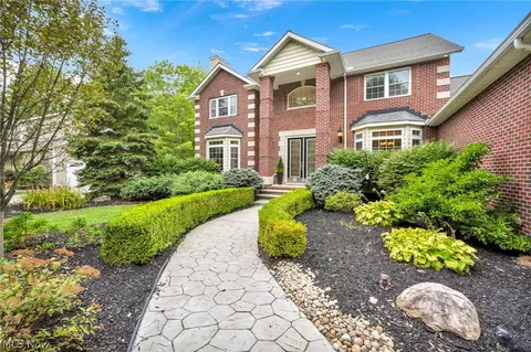 12105 Girdled Rd, Concord Twp, OH 44077