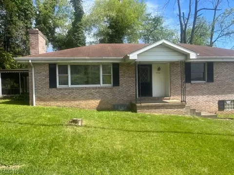704 Elizabeth St, Lowellville, OH 44436